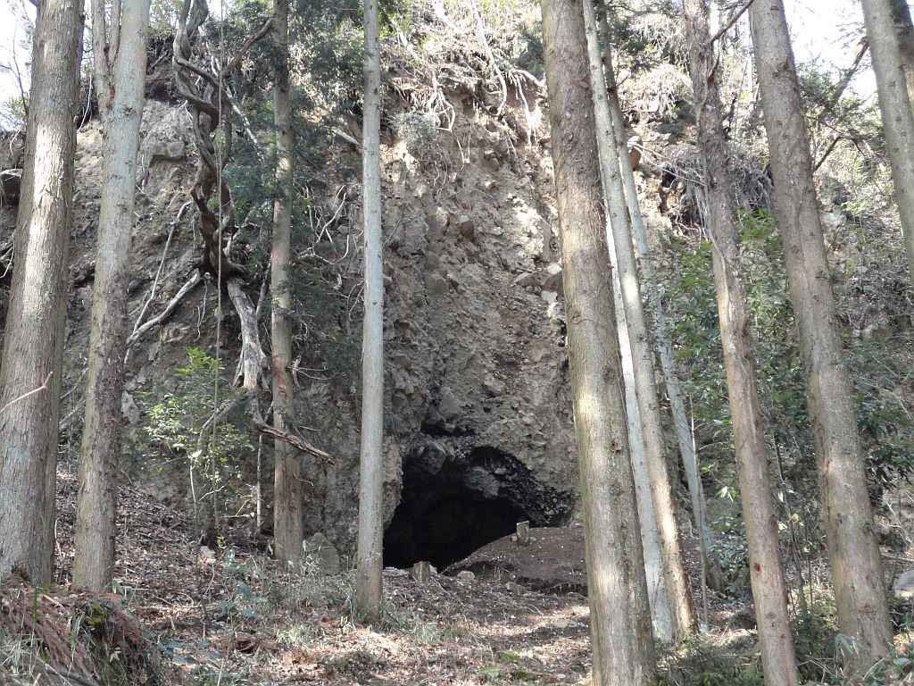 阿久戸の岩穴